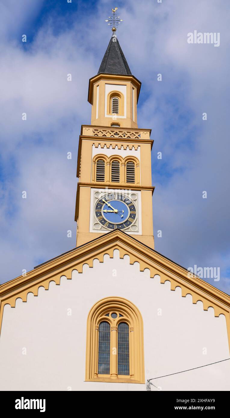 Katholische Kirche und Kulturdenkmal St. Martin in der Ortsgemeinde Lingenfeld im Landkreis Germersheim in Rheinland-Pfalz 13.07.24 *** Katholische Kirche und Kulturdenkmal St. Martin in der Ortsgemeinde Lingenfeld im Landkreis Germersheim in Rheinland-Pfalz 13 07 24 Stockfoto