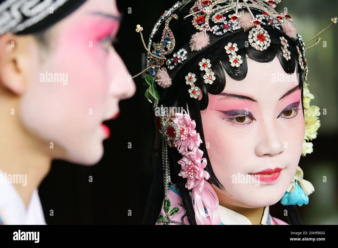 Ein Schauspieler und eine Schauspielerin treten in einer Oper in Peking in einem traditionellen Theater in Suzhou, China, auf. (Foto: Seung-il Ryu/NurPhoto) Stockfoto