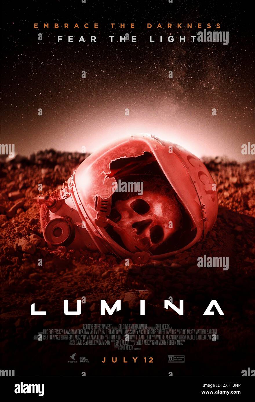 Lumina (2024) unter der Regie von Gino McKoy mit Eric Roberts, Emily Hall und Andrea Tivadar. SCI-fi-Horror über vier Freunde, die verzweifelt nach ihrem entführten Freund suchen, der plötzlich in einem Blitz eines blinden Lichts verschwindet. US-Poster mit einem Blatt ***NUR FÜR REDAKTIONELLE ZWECKE***. Kredit: BFA / Goldove Entertainment Stockfoto
