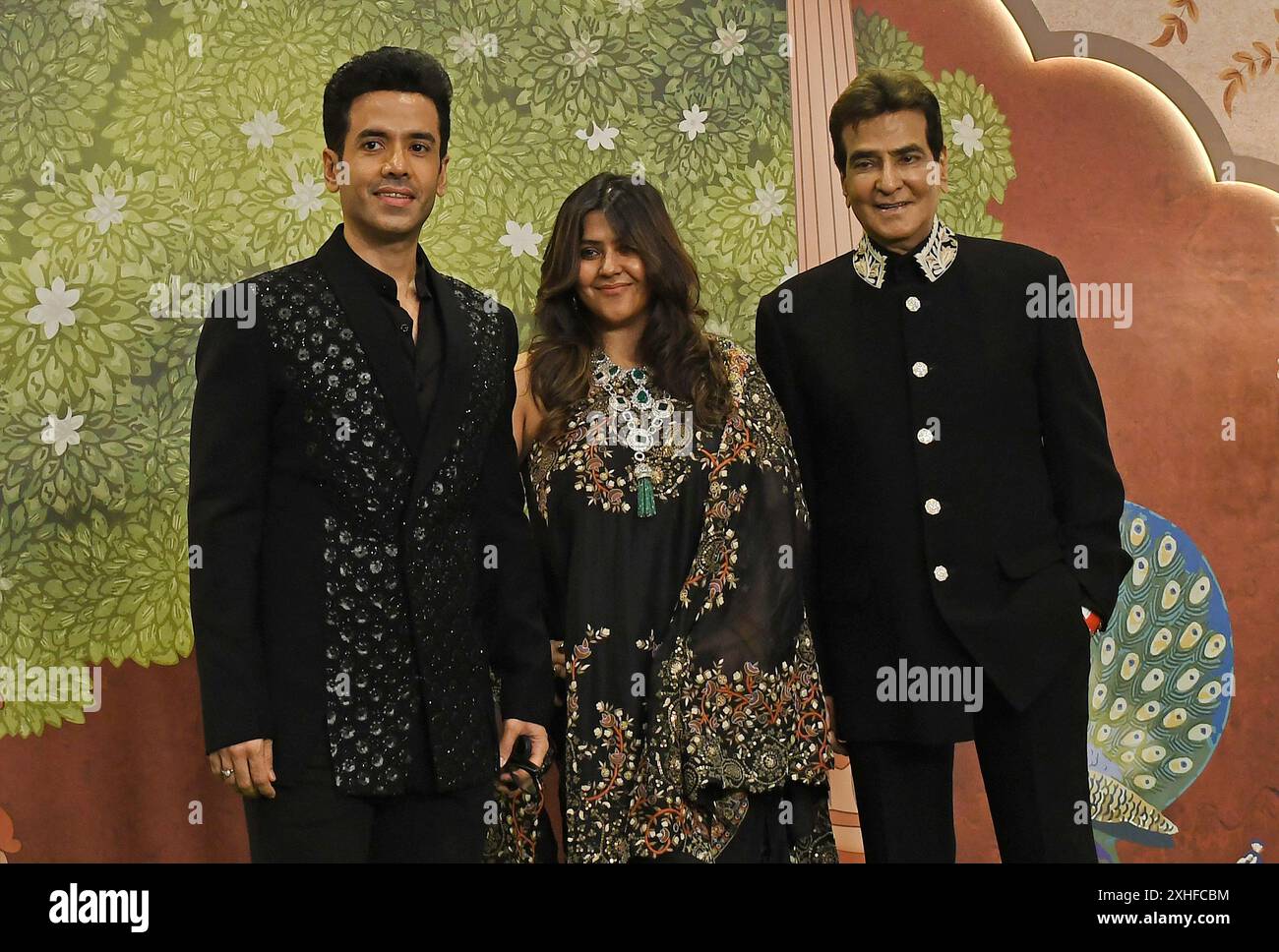 Mumbai, Indien. Juli 2024. L-R Bollywood Schauspieler Tusshar Kapoor, indischer Fernsehproduzent Ekta Kapoor und Schauspieler Jeetendra (Vater von Tusshar Kapoor und Ekta Kapoor) posieren für ein Foto auf dem roten Teppich während der Segnungszeremonie des frisch verheirateten Paares Anant Ambani und Radhika Merchant in Mumbai. Quelle: SOPA Images Limited/Alamy Live News Stockfoto