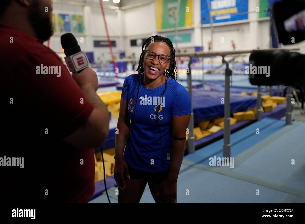 FILE - Gymnast Rebeca Andrade smiles during an interview after a training session ahead of the Paris 2024 Summer Olympic Games, at the Olympic Training Center in Rio de Janeiro, Brazil, May 17, 2024. (AP Photo/Silvia Izquierdo, File) Stockfoto