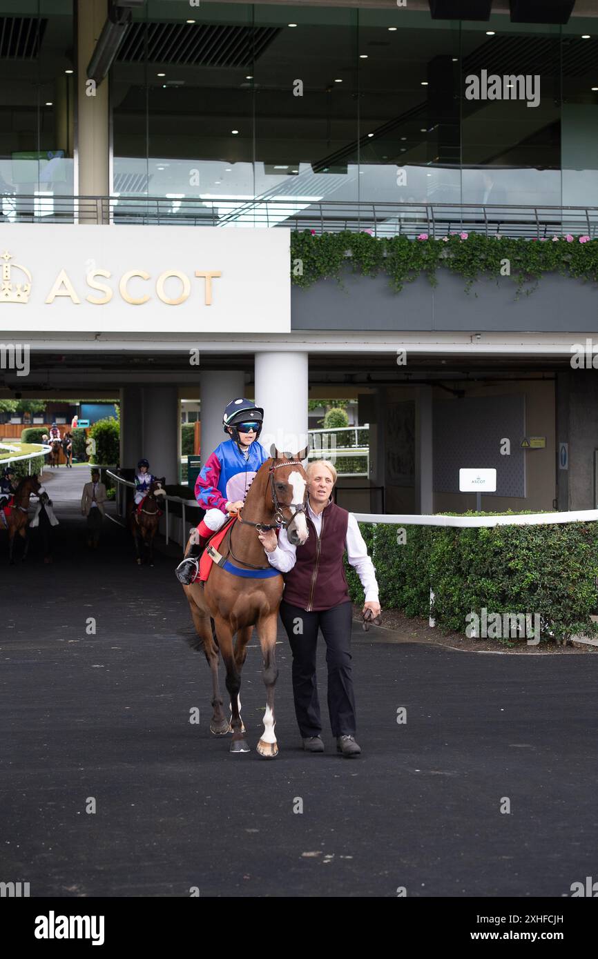 Ascot, Berkshire, Großbritannien. Juli 2024. Fahrer Henry Gramham fährt beim Summer Mile Family Raceday auf der Ascot Racecourse in Berkshire auf dem 138 cm langen Dragon TV and Film Studios Pony Race auf dem Laybalands Captain Scarlet. Quelle: Maureen McLean/Alamy Live News Stockfoto