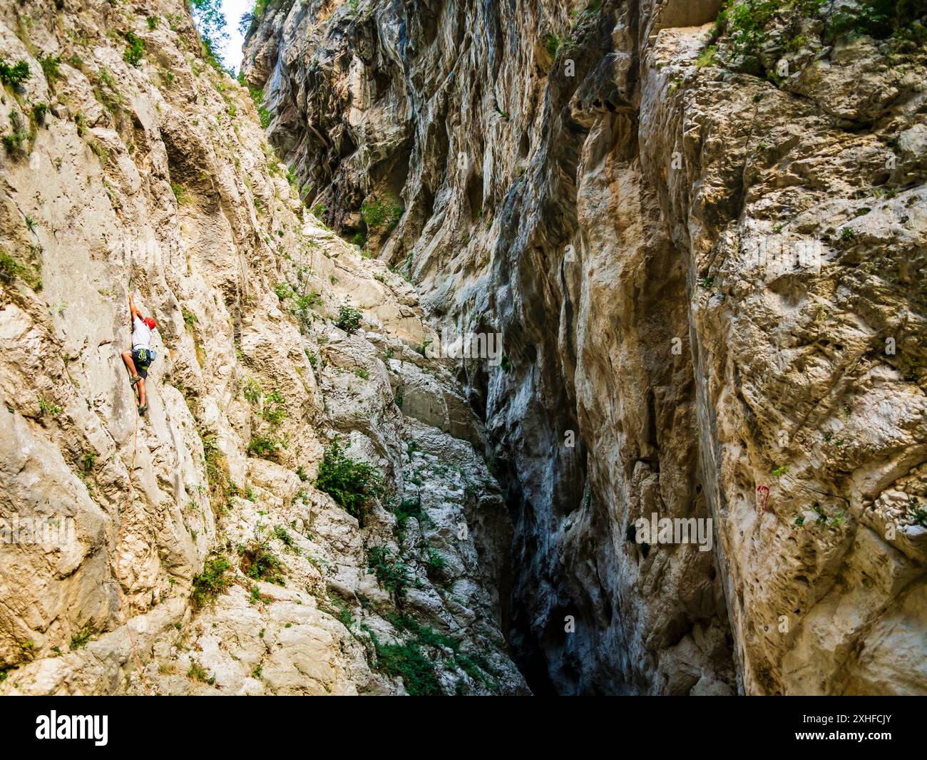 Man erlebt und spannende vertikale Klettertouren in der wunderschönen Landschaft der Schluchten von fara san martino, Majella Nationalpark, Abruzzen, Italien Stockfoto