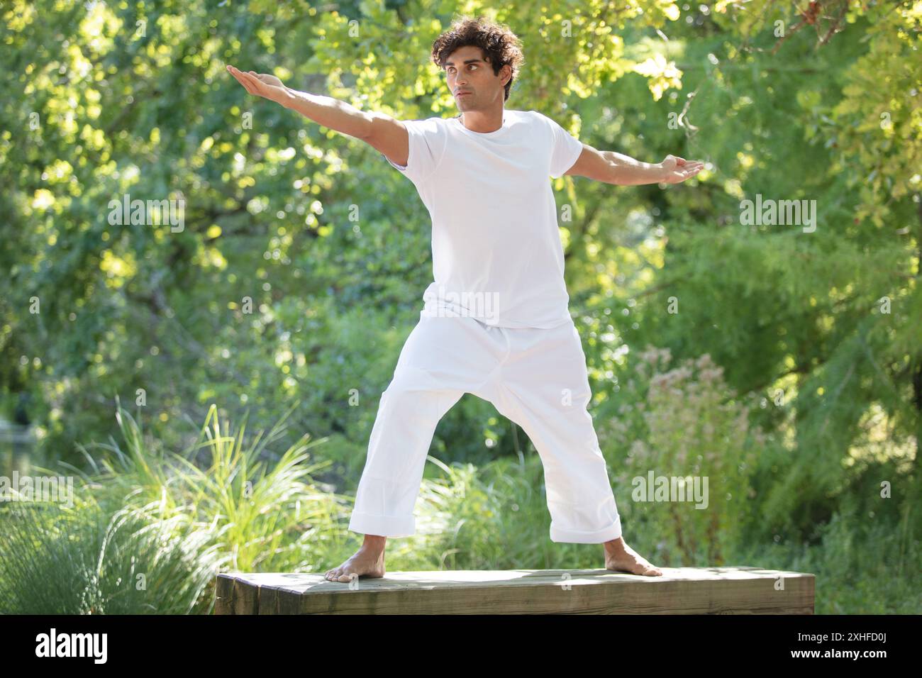 Meditationsgeist von Menschenhänden, die Tai Chi machen Stockfoto