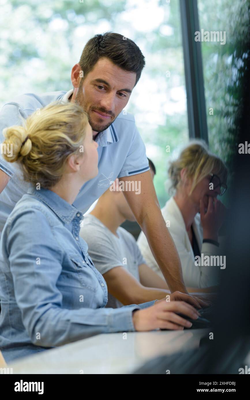 Reife Schüler in der Weiterbildungsklasse mit Lehrer Stockfoto