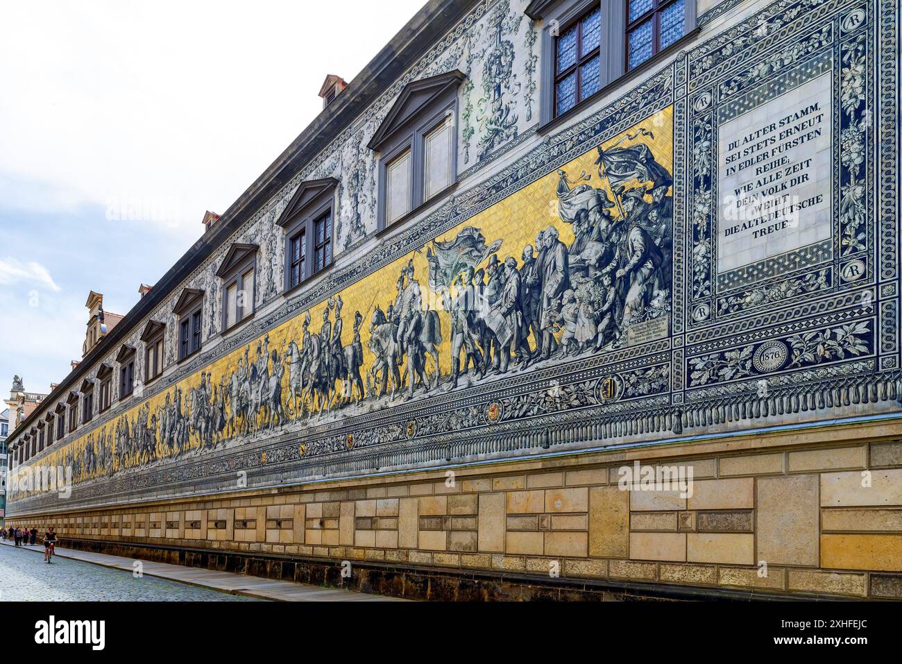 Die fürstliche Prozession, Dresden, Sachsen, Deutschland. Dieses 102 Meter lange Kunstwerk, die größte Porzellanwand der Welt, zeigt die Familie galler Stockfoto