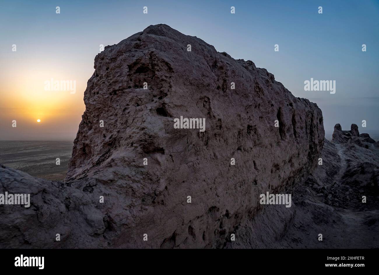 Die Festung von Elliq Qala, Karakalpakstan, bei Sonnenuntergang an einem klaren Tag Stockfoto