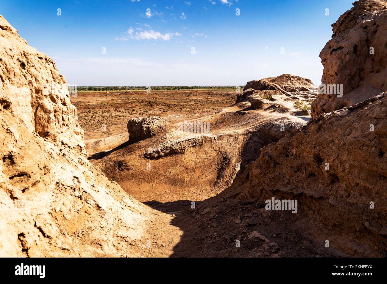 Die Festung von Elliq Qala, Karakalpakstan, bei Sonnenuntergang an einem klaren Tag Stockfoto