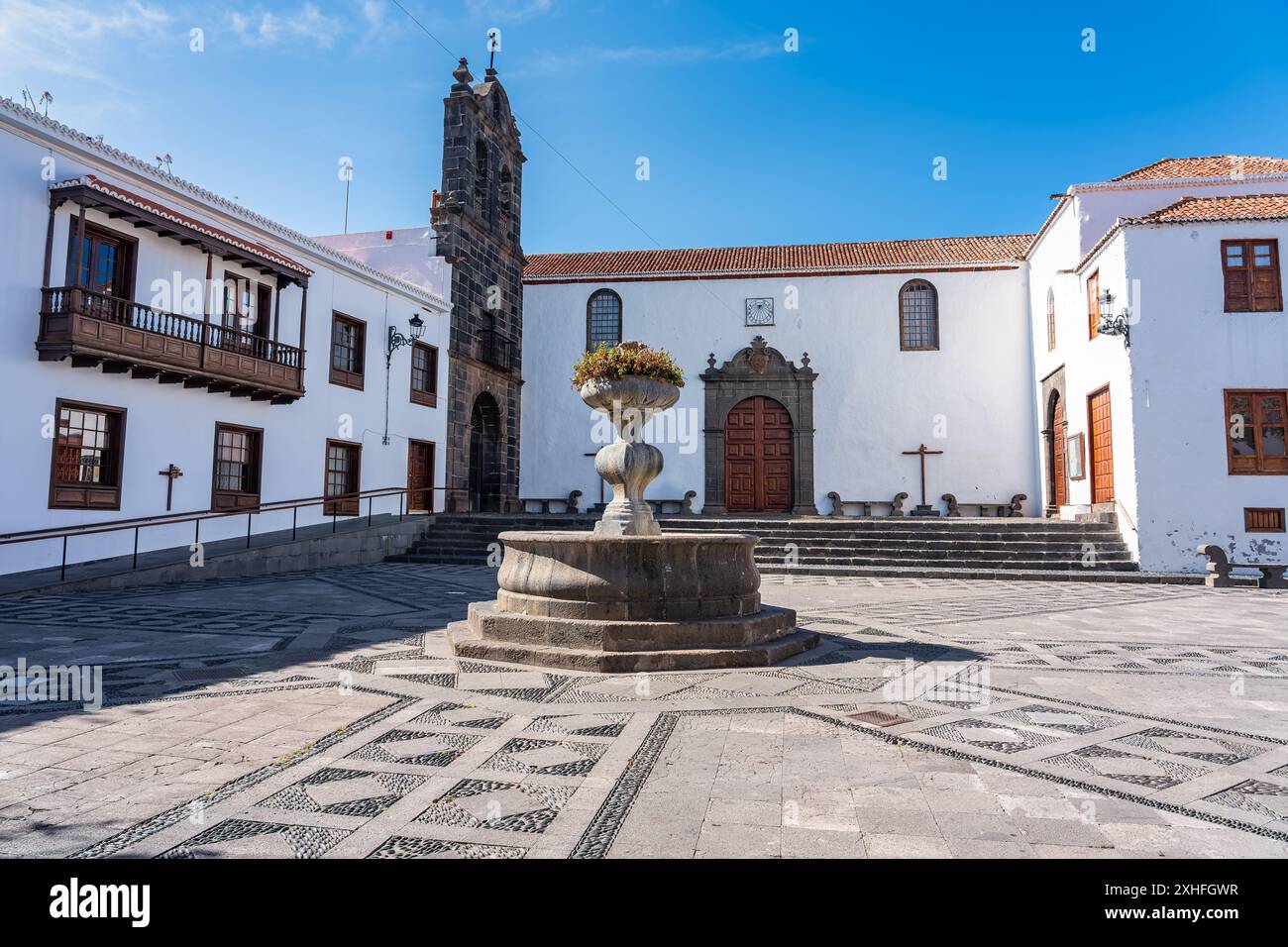 Brunnen und Kirchplatz im Kolonialstil mit weißen Wänden in Santa Cruz de la Palma, Kanarische Inseln. Stockfoto