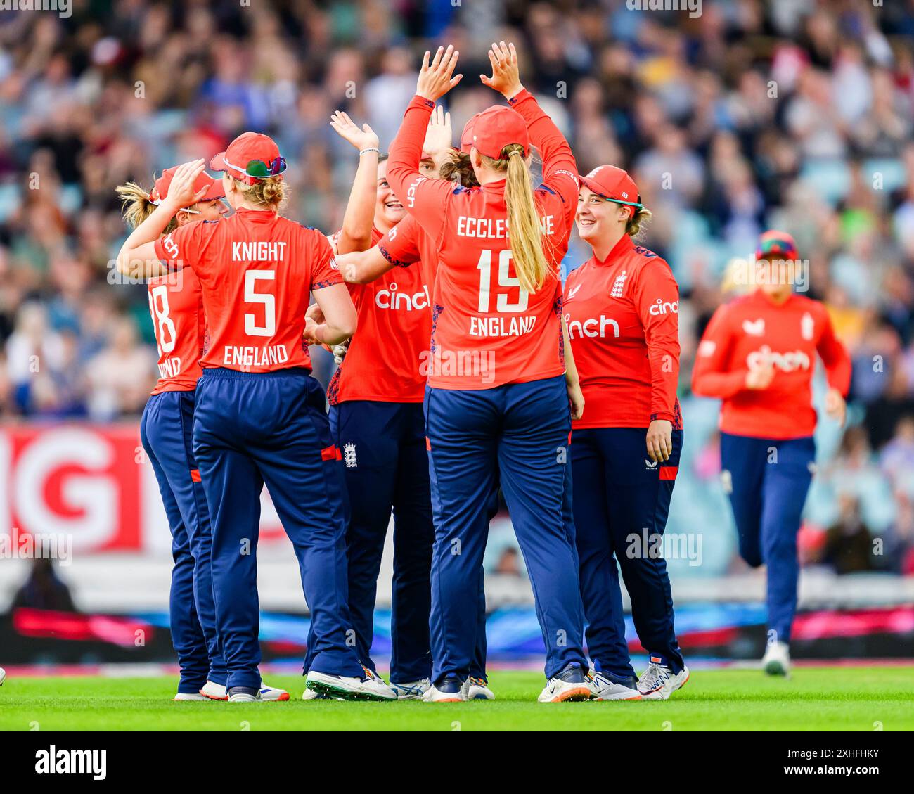 LONDON, VEREINIGTES KÖNIGREICH. 13. Juli, 24. Dannielle Gibson aus England (Mitte) feiert mit seinen Teamkollegen, nachdem sie Sophie Devine von New Zealand Women (Capt.) bei der England Women vs New Zealand Vitality T20 International Series am Samstag, den 13. Juli 2024 in LONDON, ENGLAND, mit einer Bowlingbahn auf dem Kia Oval Cricket Ground gespielt hat. Quelle: Taka Wu/Alamy Live News Stockfoto