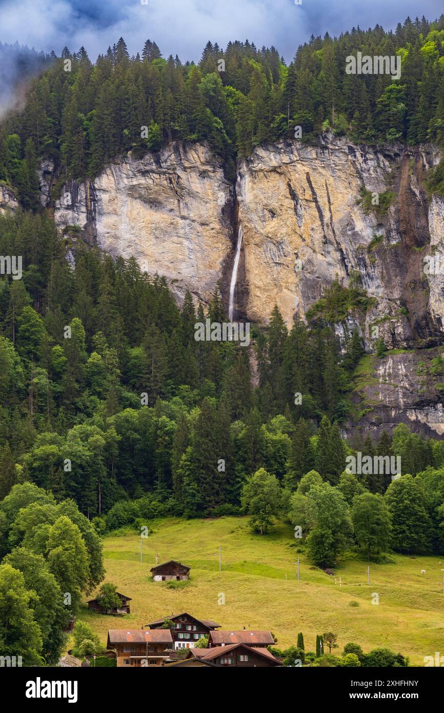 Ein malerischer Blick auf einen Wasserfall, der eine Klippe hinunterstürzt. Lauterbrunnen, Schweiz Stockfoto