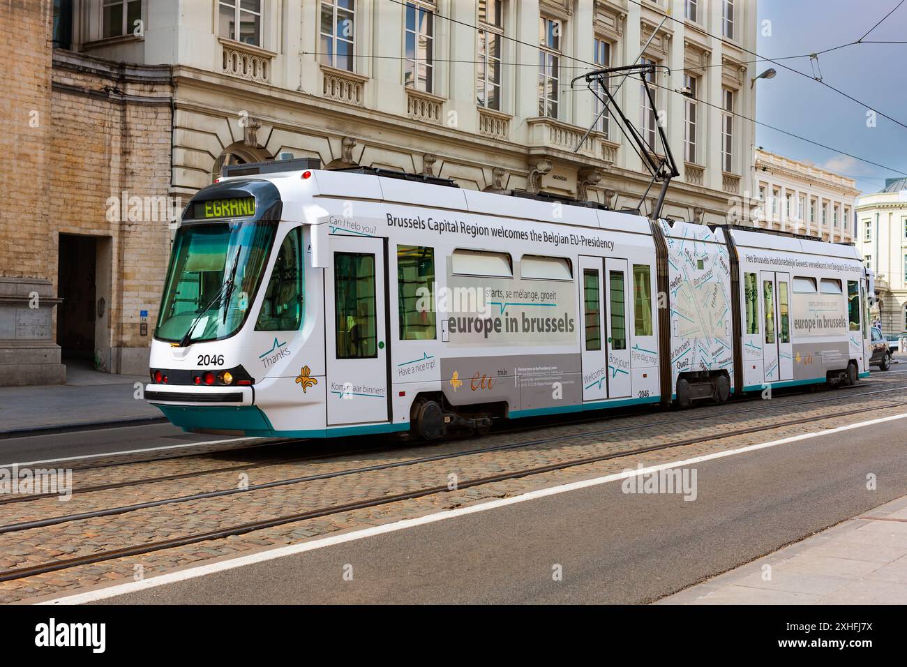 Brüssel, Belgien - 6. Juli 2010 : Straßenbahn fährt durch das Stadtzentrum. Öffentliche Verkehrsmittel entlang der Rue de la Regence (Straße) in Richtung Süden in Richtung Palast. Stockfoto