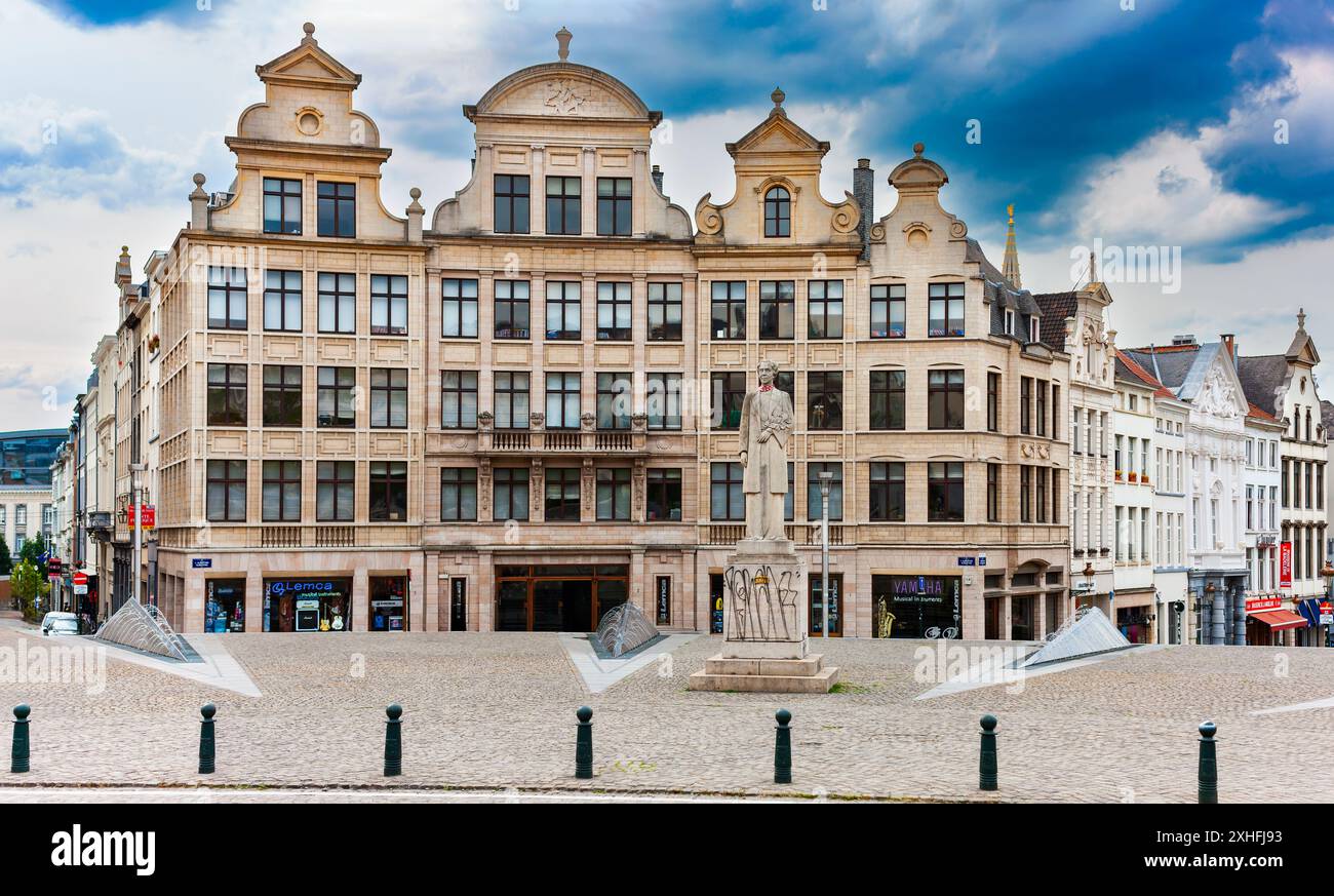 Brüssel, Belgien - 6. Juli 2010 : Place de l'Albertine mit Skulptur der Königin Elisabeth 1. Der öffentliche Platz wurde nach dem belgischen König Albert 1 benannt Stockfoto