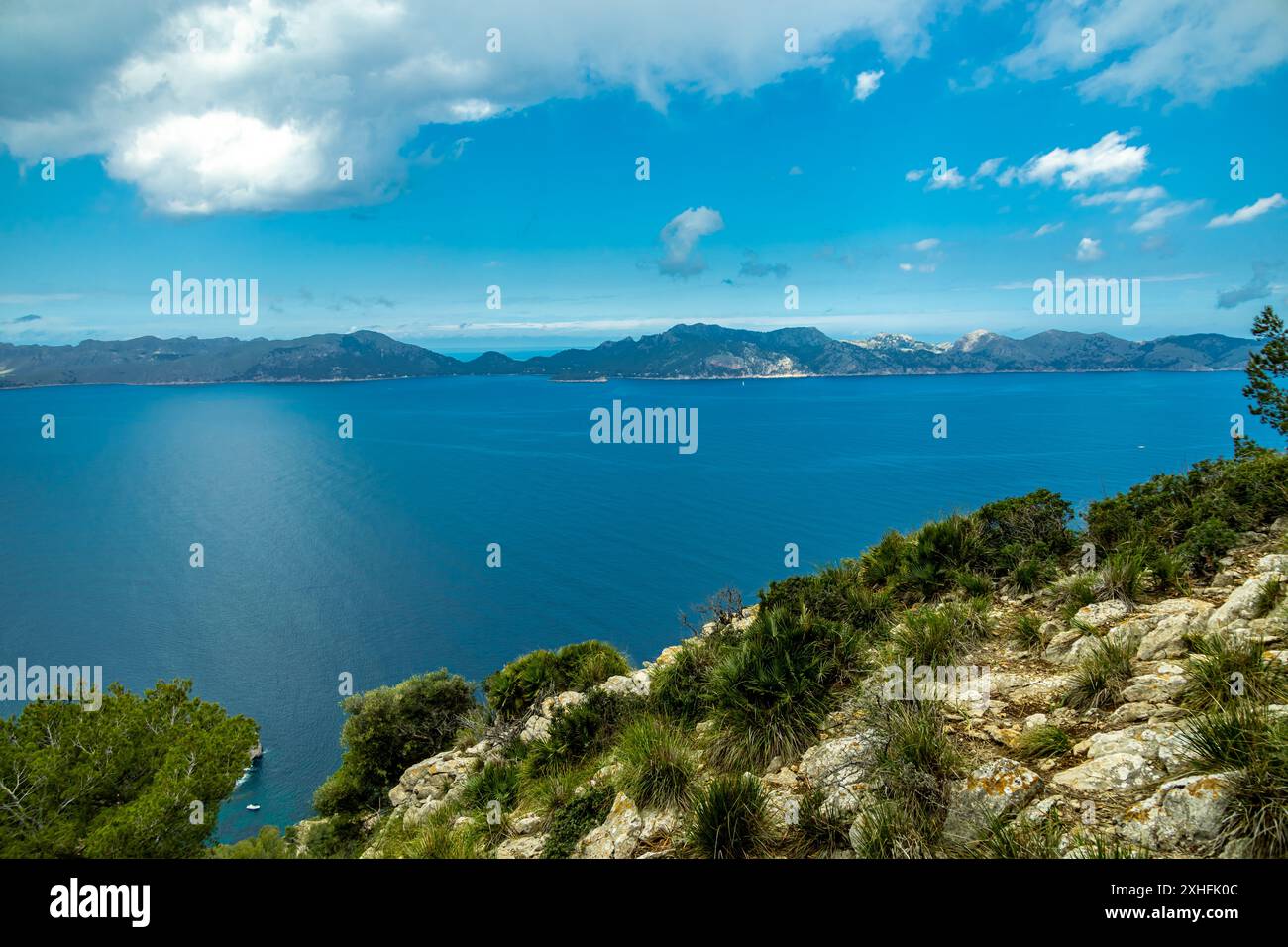 Wanderung zum Berg Talaia d'Alcúdia und Aussichtspunkt mit einem fantastischen Blick auf die Bucht von Alcúdia auf der Baleareninsel Mallorca - Spanien Stockfoto