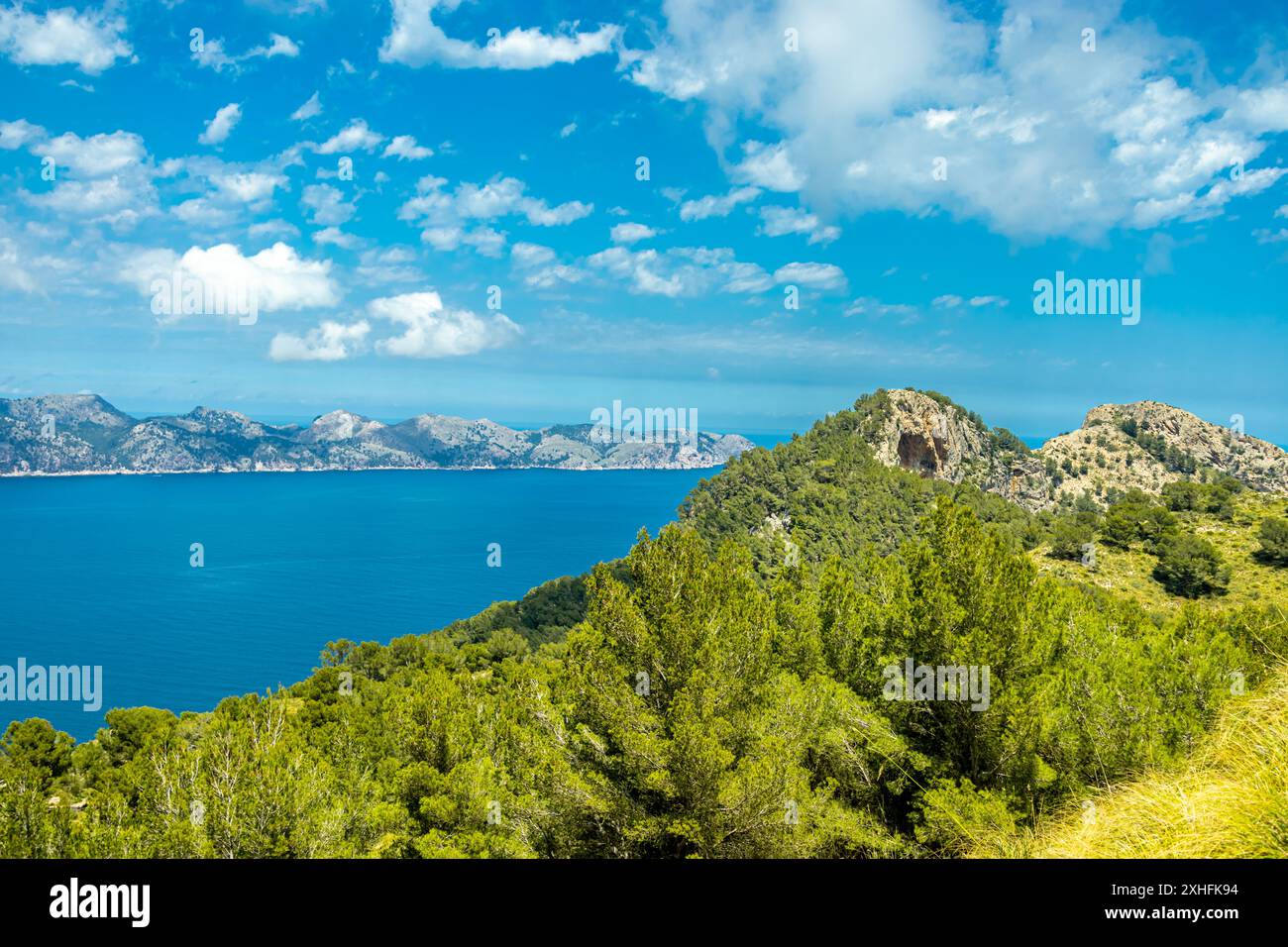 Wanderung zum Berg Talaia d'Alcúdia und Aussichtspunkt mit einem fantastischen Blick auf die Bucht von Alcúdia auf der Baleareninsel Mallorca - Spanien Stockfoto