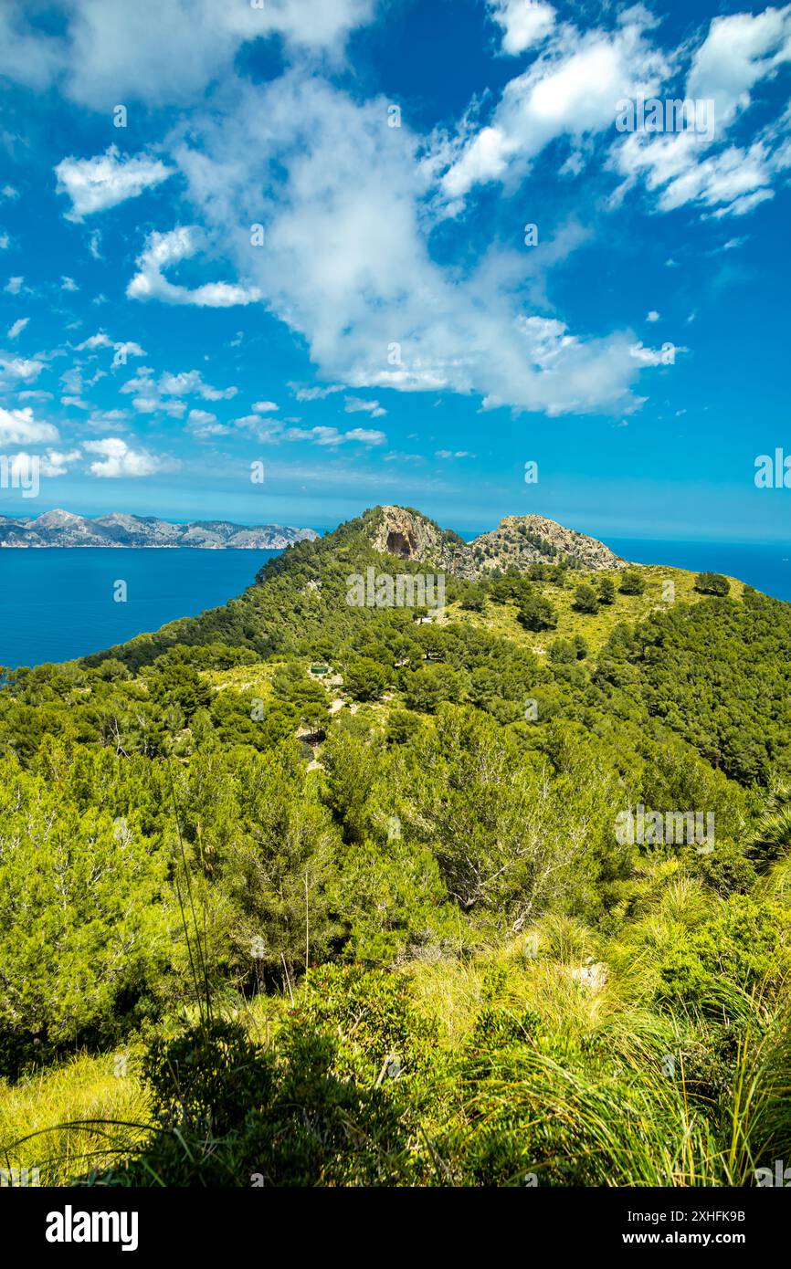 Wanderung zum Berg Talaia d'Alcúdia und Aussichtspunkt mit einem fantastischen Blick auf die Bucht von Alcúdia auf der Baleareninsel Mallorca - Spanien Stockfoto