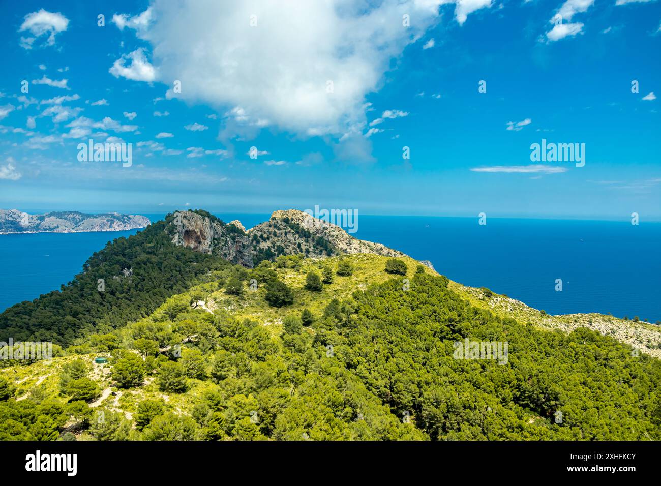 Wanderung zum Berg Talaia d'Alcúdia und Aussichtspunkt mit einem fantastischen Blick auf die Bucht von Alcúdia auf der Baleareninsel Mallorca - Spanien Stockfoto