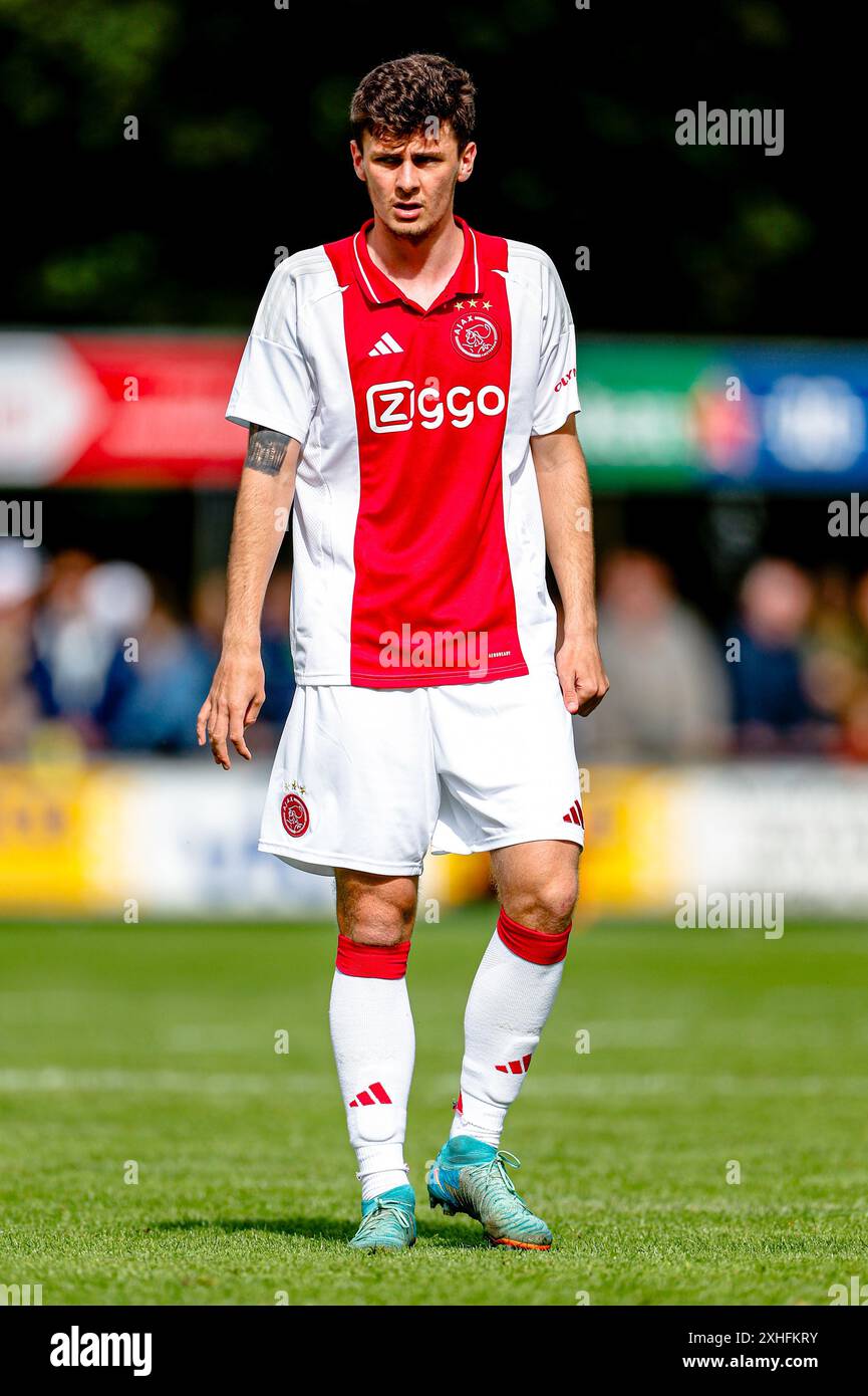Wezep, Niederlande. Juli 2024. WEZEP, 13-07-2024, Sportpark Mulderssingel, Fußball, Friendly, Saison 2024/2025, während des Spiels Ajax - Rangers FC, Ajax Spieler Benjamin Tahirovic Credit: Pro Shots/Alamy Live News Stockfoto
