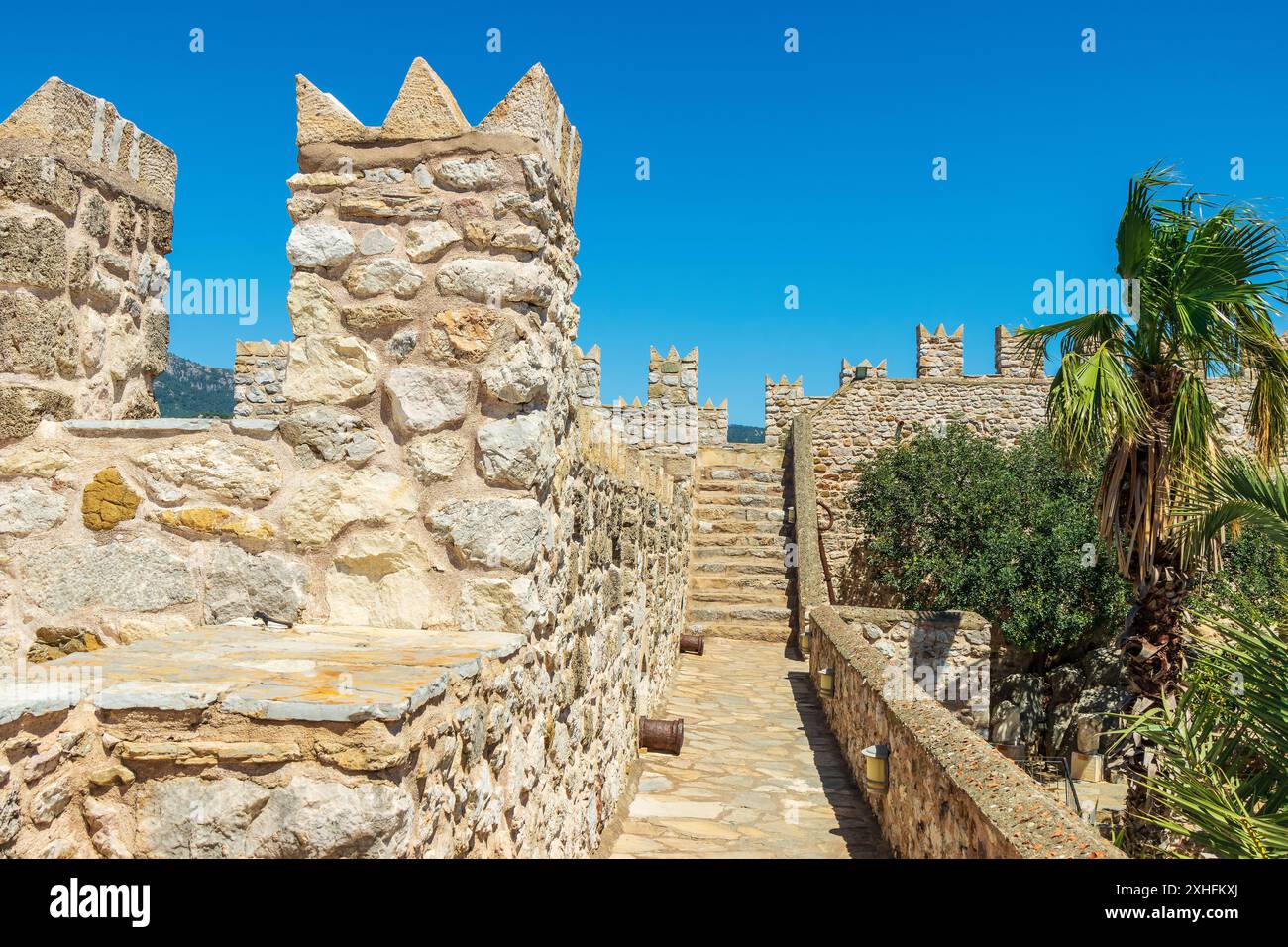 Erhöhter geschützter Fußweg auch zrenelierte Attika im historischen Marmaris Castle in der Türkei. Stockfoto