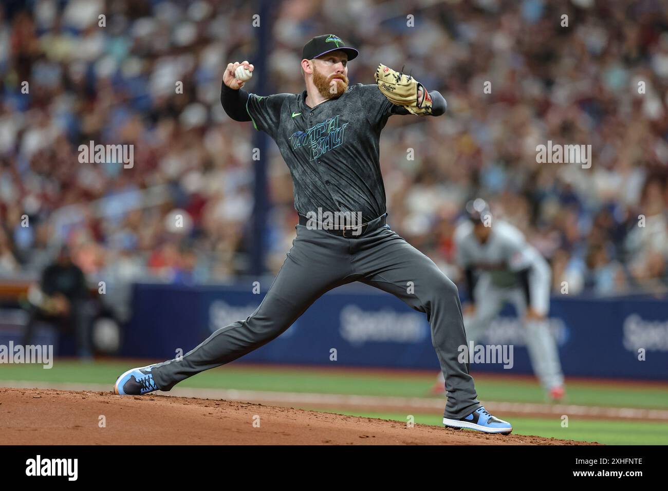 St. Petersburg, Florida, USA. Juli 2024. Tampa Bay Rays Starting Pitcher Zach Littell (52) liefert einen Platz während eines MLB-Spiels gegen die Cleveland Guardians am Samstag, den 13. Juli 2024 im Tropicana Field. Die Wächter schlugen die Strahlen 4-2. (Kreditbild: © Kim Hukari/ZUMA Press Wire) NUR REDAKTIONELLE VERWENDUNG! Nicht für kommerzielle ZWECKE! Stockfoto