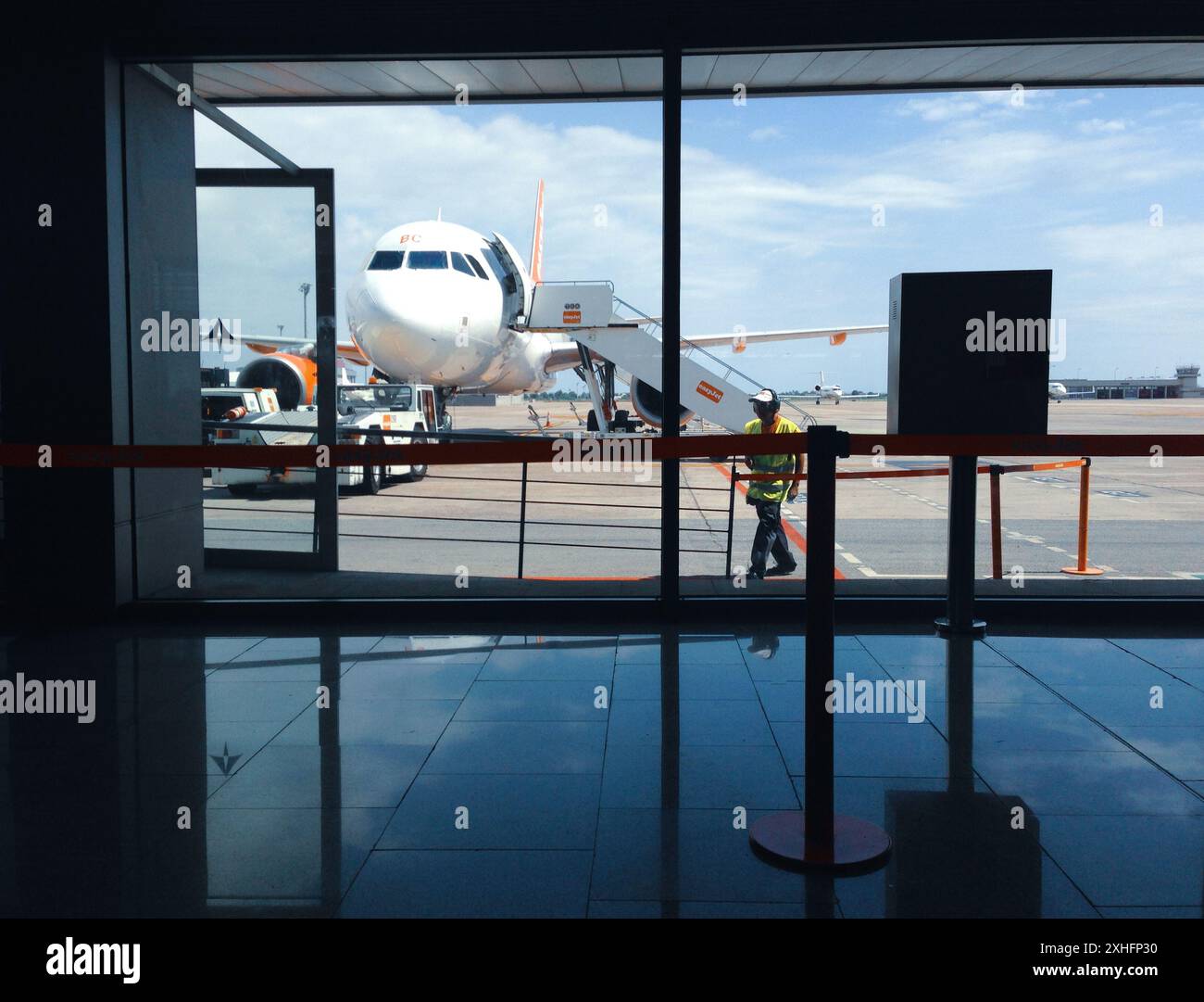 EasyJet Flugzeug Betankung und Wartung Check, Athen International Airport ( Eleftherios Venizelos ). Griechenland Stockfoto