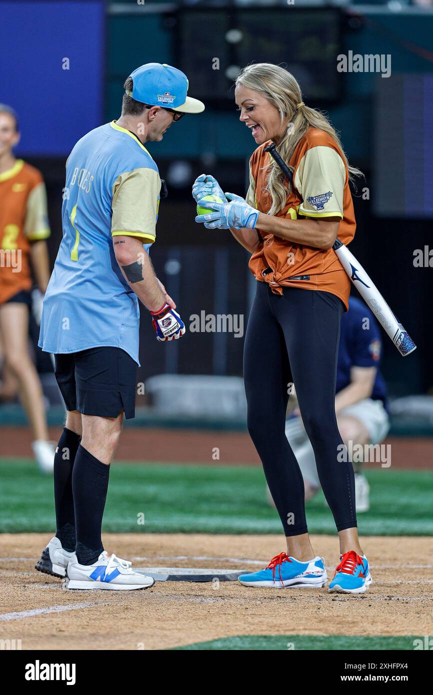 Arlington, Usa. Juli 2024. Radiopersönlichkeit Bobby Bones (1) bittet Profi-Softballspielerin Jennie Finch (27), den Ball zu signieren, bevor sie ihr beim All-Star Celebrity Softball Game antritt, das Corona auf dem Globe Life Field als Teil der All Star Week im Vorfeld des All Star Game in Arlington präsentiert. Texas am Samstag, 13. Juli 2024. Foto: Matt Pearce/UPI Credit: UPI/Alamy Live News Stockfoto