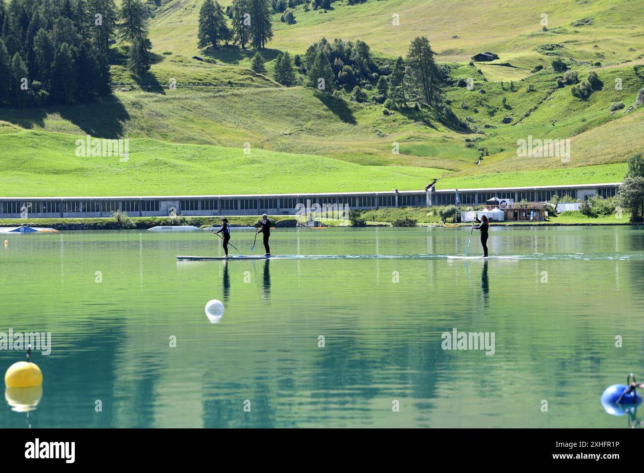 Davos. Juli 2024. People Paddle Board am Davoser See in der Schweiz, 12. Juli 2024. Quelle: Lian Yi/Xinhua/Alamy Live News Stockfoto