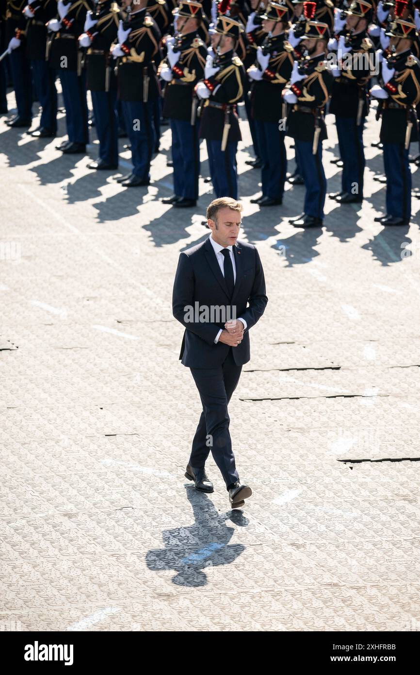 Der französische Präsident Emmanuel Macron läuft allein während der jährlichen Militärparade am Bastille-Tag auf der Avenue Foch, die in diesem Jahr die Olympischen Spiele und den 80. Jahrestag der Befreiung Frankreichs feiert, in Paris, Frankreich, am 14. Juli, 2024.Foto: Eliot Blondet/ABACAPRESS. COM Credit: Abaca Press/Alamy Live News Stockfoto