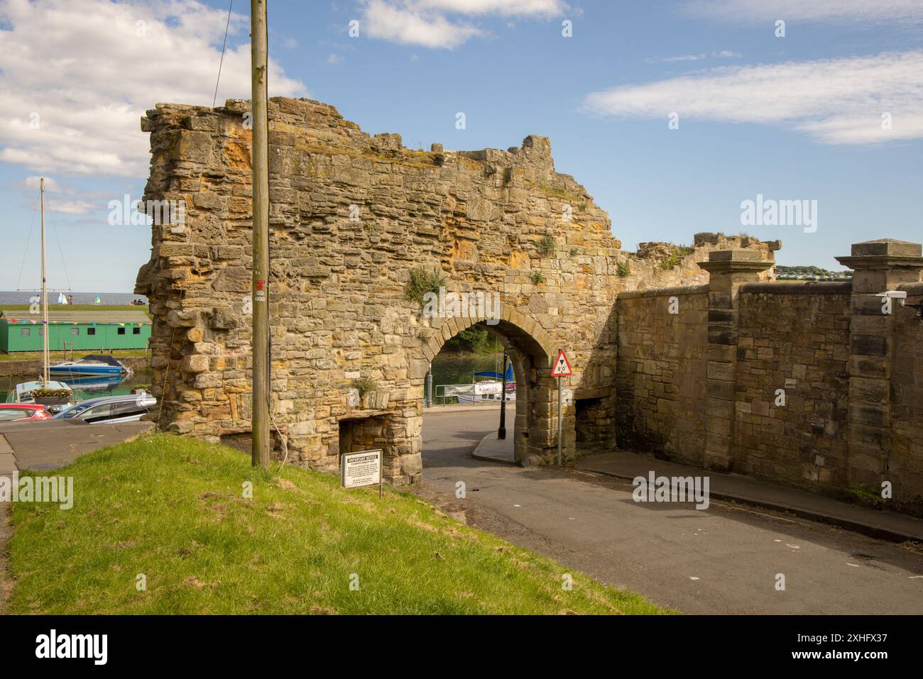 Mittelalterliches Tor in der historischen Stadtmauer im Hafengebiet von St Andrews, Fife, Schottland, Großbritannien Stockfoto