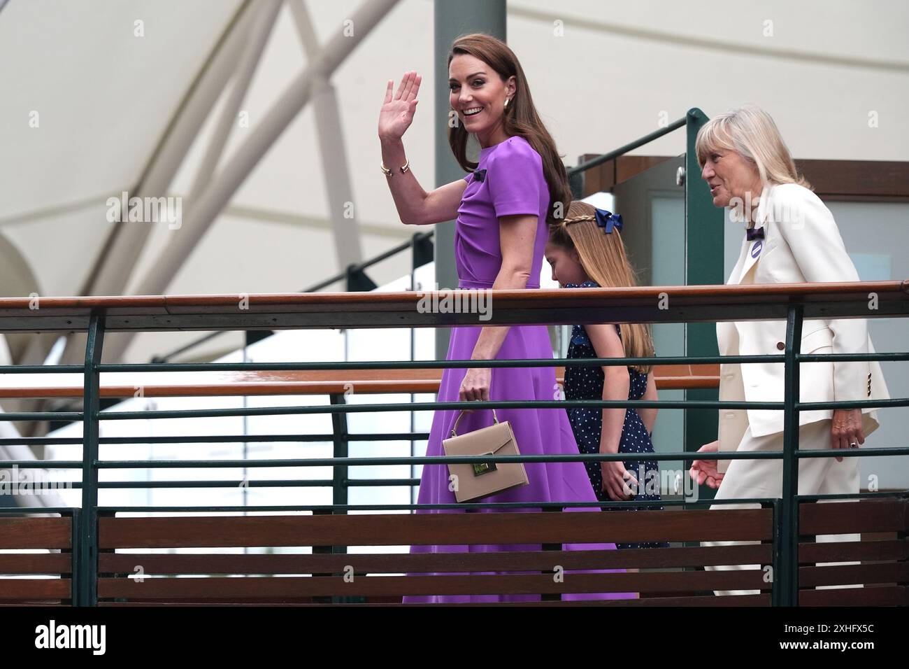 Die Prinzessin von Wales mit Tochter Prinzessin Charlotte, die von AELTC-Vorsitzende Debbie Jevans begleitet wird, um das Gentlemen's Singles Final am 14. Tag der Wimbledon Championships 2024 im All England Lawn Tennis and Croquet Club in London zu erreichen. Bilddatum: Sonntag, 14. Juli 2024. Stockfoto