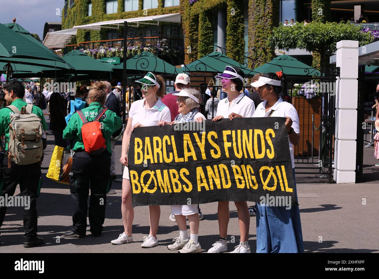 14. Juli 2024, London, UK Massen strömen zum Final Day of Wimbledon das Wimbledon Mens' Singles Final kaufte die üblichen Zuschauermengen, darunter viele große und Prominente. Der grüne Londoner Stadtteil erlebte seinen geschäftigsten Tag des Jahres. Foto: Roland Ravenhill/Alamy Stockfoto