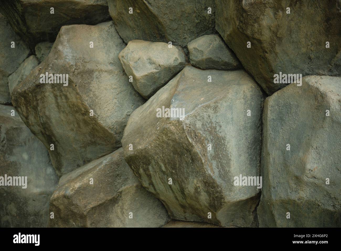 Eine Bildung von großen Felsen aus künstlichem Naturstein Stockfoto