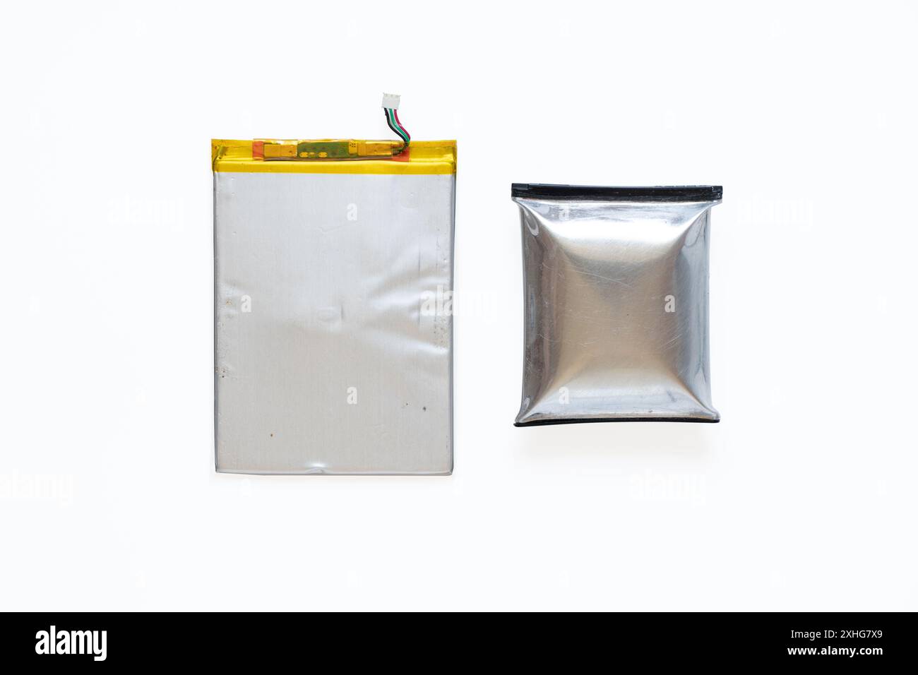 Eine durch Überhitzung geschwollene Telefonbatterie liegt auf einem weißen Hintergrund, die Telefonbatterie ist aufgeblasen Stockfoto