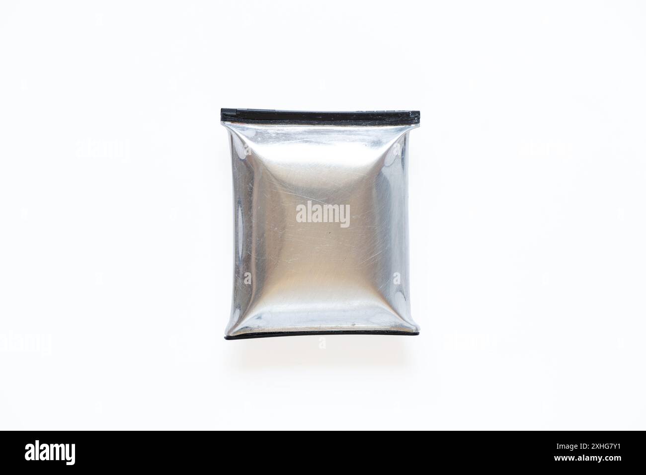 Eine durch Überhitzung geschwollene Telefonbatterie liegt auf einem weißen Hintergrund, die Telefonbatterie ist aufgeblasen Stockfoto