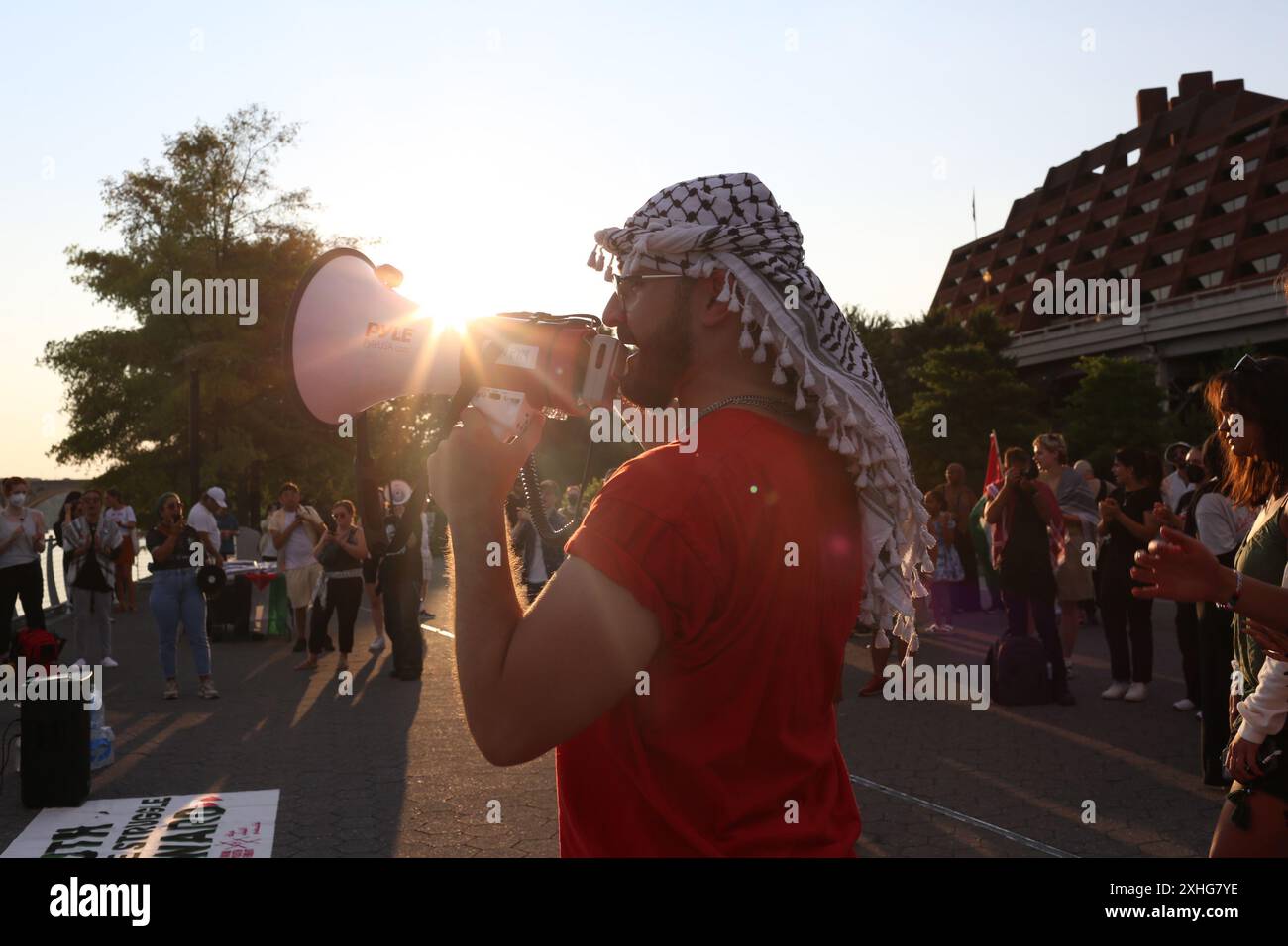 Pro-palästinensische Demonstranten versammeln sich an der Georgetown Waterfront und marschieren am 13. Juli 2024 in Washington, DC. Sie fordern einen Waffenstillstand in Gaza, während israelische Luftangriffe auf das Al-Mawasi-Lager im südlichen Gaza-Streifen stattfinden. (Foto: Probal Rashid/SIPA USA) Stockfoto