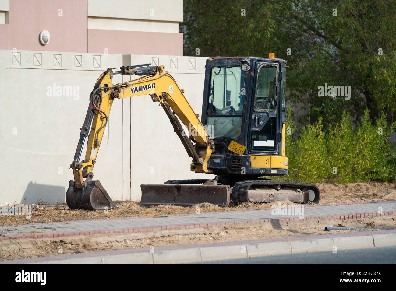 Doha, Katar - 7. Juli 2024: Yanmar ViO35-6 Zero Heck Swing Bagger auf einer Baustelle. Stockfoto