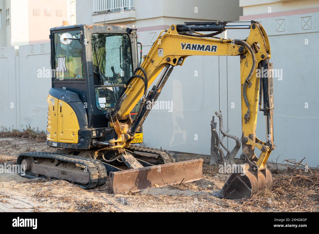 Doha, Katar - 7. Juli 2024: Yanmar ViO35-6 Zero Heck Swing Bagger auf einer Baustelle. Stockfoto