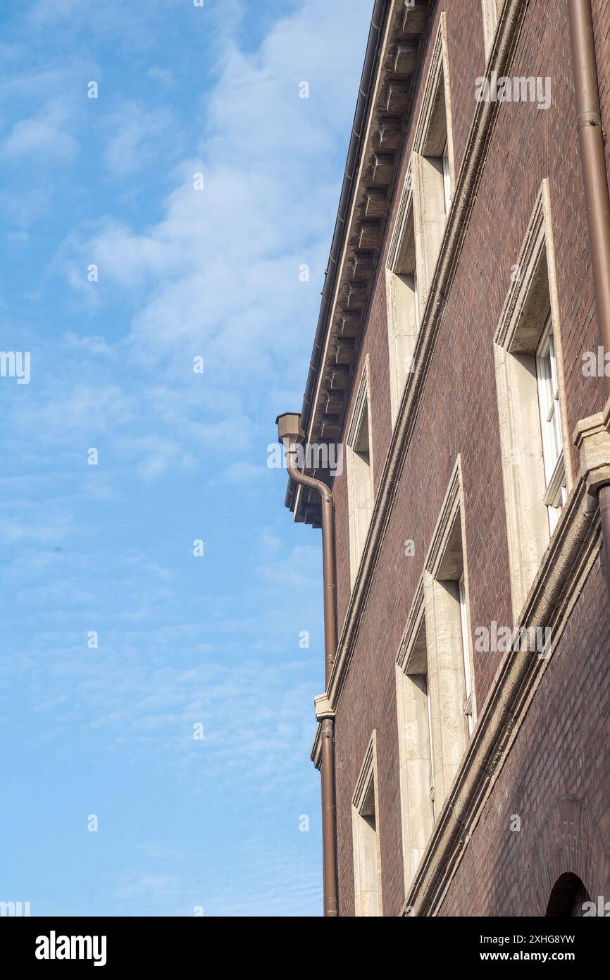 Fassade eines 100 Jahre alten Gebäudes vor blauem Himmel Stockfoto