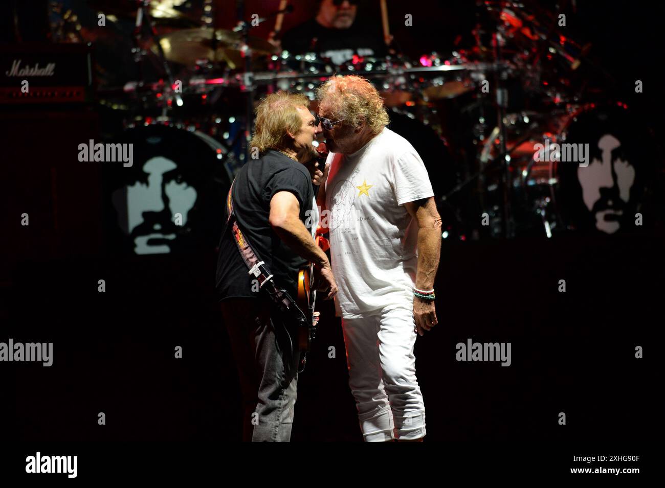 West Palm Beach, USA. Juli 2024. Michael Anthony und Sammy Hagar treten am 13. Juli 2024 in West Palm Beach, Florida auf. Die Vorstellung war der Eröffnungsabend der Best of All Worlds Tour. (Foto: Geoffrey Clowes/SIPA USA) Credit: SIPA USA/Alamy Live News Stockfoto