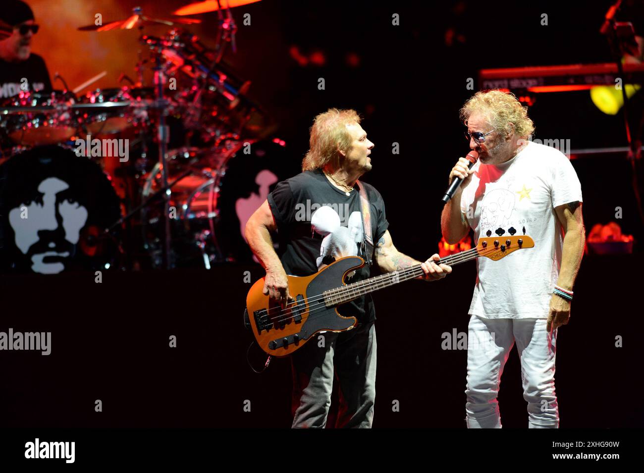 West Palm Beach, USA. Juli 2024. Michael Anthony und Sammy Hagar treten am 13. Juli 2024 in West Palm Beach, Florida auf. Die Vorstellung war der Eröffnungsabend der Best of All Worlds Tour. (Foto: Geoffrey Clowes/SIPA USA) Credit: SIPA USA/Alamy Live News Stockfoto