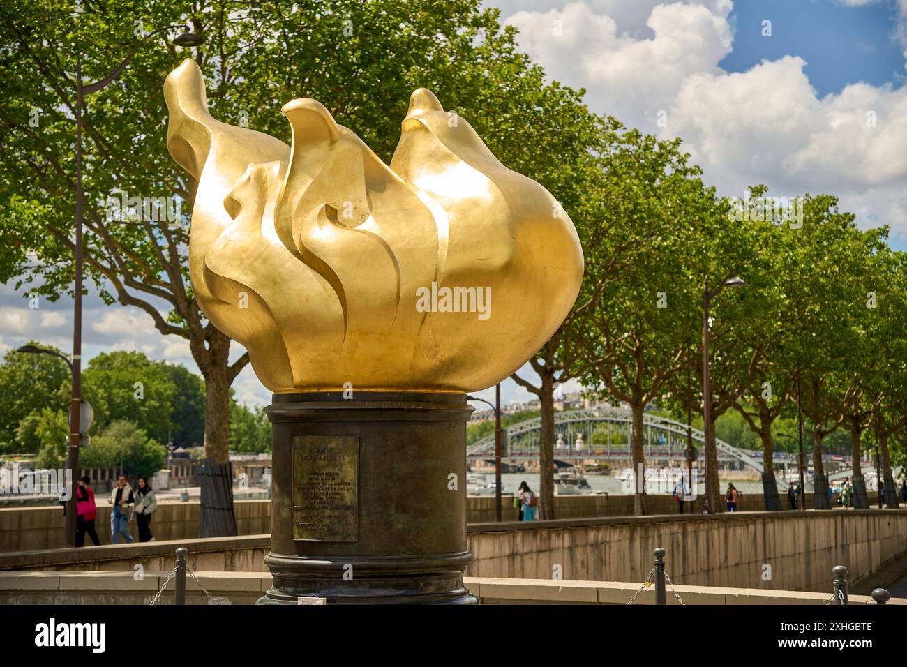 Paris, Frankreich - 13. Juli 2024: Die Flamme der Freiheit in Paris, ein markantes Denkmal in der Nähe des Eiffelturms, erstrahlt als Symbol für Freiheit und Erinnerung. Dieses Kunstwerk zieht Besucher aus der ganzen Welt an und symbolisiert das Streben der Stadt nach Freiheit und Kulturerbe *** die Flamme der Freiheit in Paris, ein prägnantes Denkmal nahe dem Eiffelturm, erstrahlt als Symbol der Freiheit und Erinnerung. Dieses Kunstwerk zieht Besucher aus aller Welt an und steht symbolisch für die Freiheitsbestrebungen und das kulturelle Erbe der Stadt Stockfoto