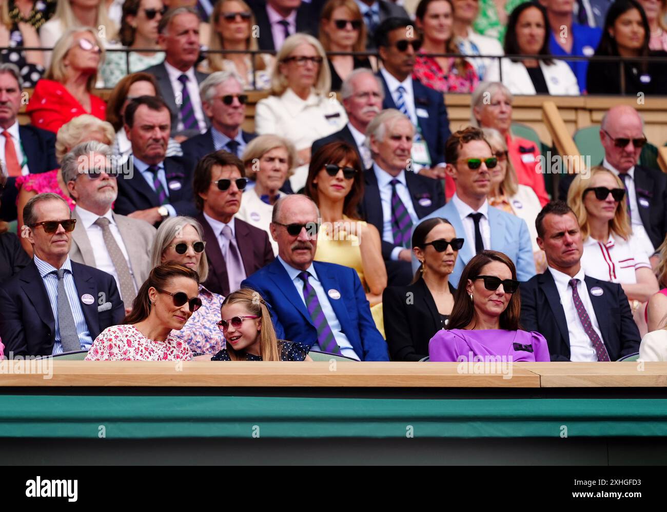 Die Prinzessin von Wales, Pippa Middleton, Prinzessin Charlotte, Tom Cruise, Christopher McQuarrie, Benedict Cumberbatch, Sophie Hunter und Julia Roberts in der königlichen Box am 14. Tag der Wimbledon Championships 2024 im All England Lawn Tennis and Croquet Club in London. Bilddatum: Sonntag, 14. Juli 2024. Stockfoto