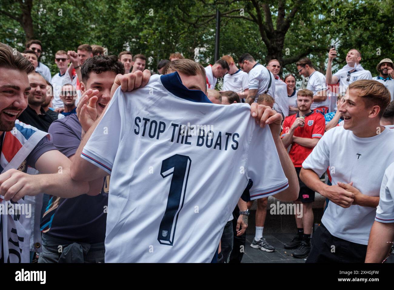 England-Fans beginnen ihre fröhlichen Feierlichkeiten früh im Zentrum Londons und feiern in der Stadt und bereiten sich auf das Finale gegen Spanien bei den Euros vor. Englands Fans feiern vor dem Euros Finale, Großbritannien 14/05/2024 Ehimetalor Unuabona/Alamy Live News Stockfoto