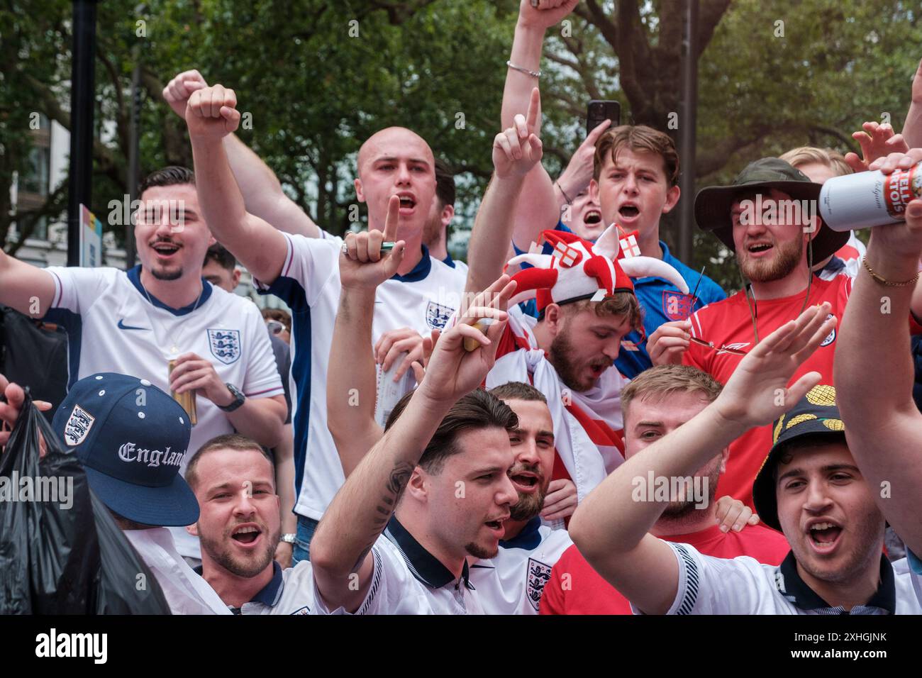 England-Fans beginnen ihre fröhlichen Feierlichkeiten früh im Zentrum Londons und feiern in der Stadt und bereiten sich auf das Finale gegen Spanien bei den Euros vor. Englands Fans feiern vor dem Euros Finale, Großbritannien 14/05/2024 Ehimetalor Unuabona/Alamy Live News Stockfoto