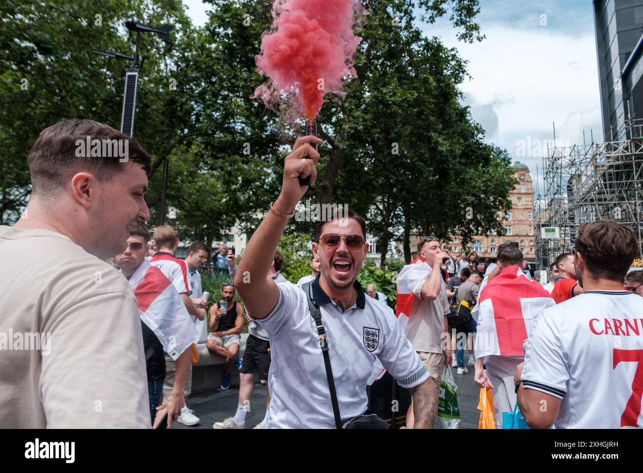 England-Fans beginnen ihre fröhlichen Feierlichkeiten früh im Zentrum Londons und feiern in der Stadt und bereiten sich auf das Finale gegen Spanien bei den Euros vor. Englands Fans feiern vor dem Euros Finale, Großbritannien 14/05/2024 Ehimetalor Unuabona/Alamy Live News Stockfoto