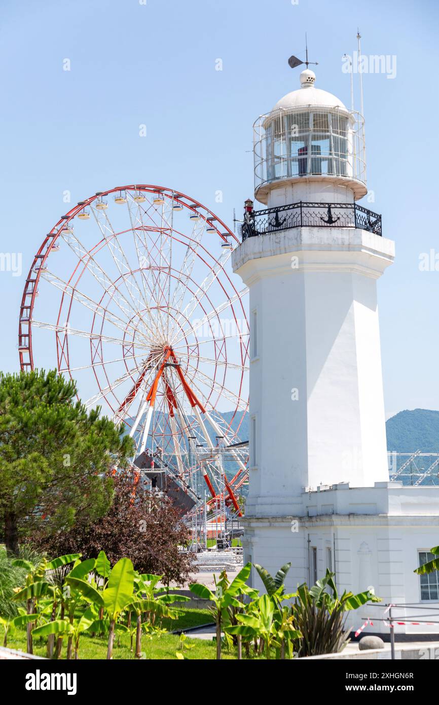 Batumi, Georgia - 13. JUNI 2024: Der Leuchtturm befindet sich im Miracle Park an der Küste von Batumi, Georgia. Stockfoto