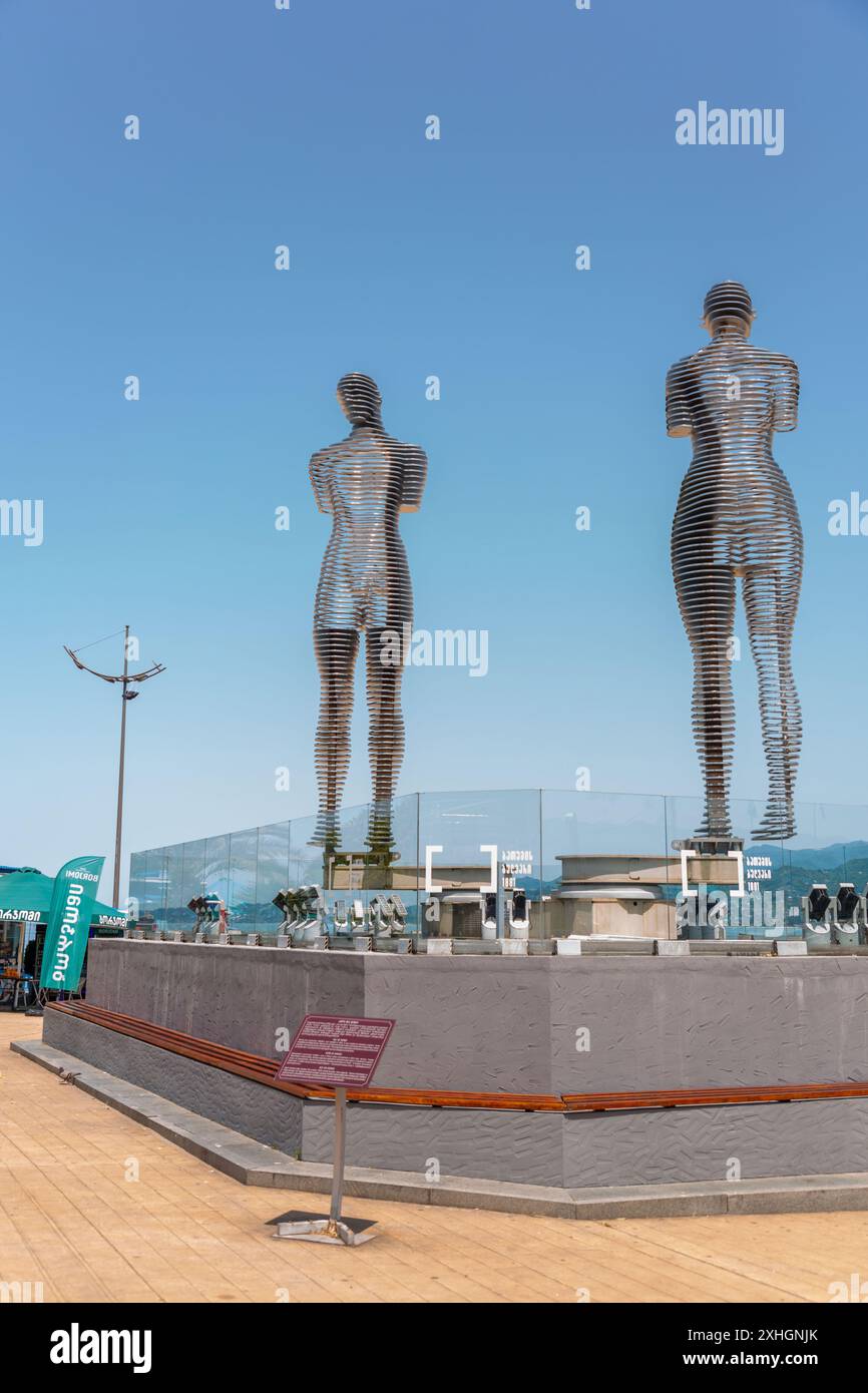 Batumi, Georgien - 13. JUNI 2024: Die Statue von Ali und Nino, bewegliche Stahlskulpturen von Ali und Nino, Charaktere eines Romans von Kurban Said, loc Stockfoto