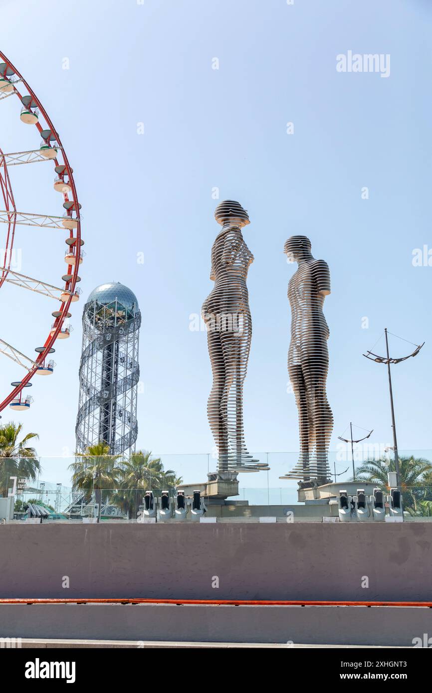 Batumi, Georgien - 13. JUNI 2024: Die Statue von Ali und Nino, bewegliche Stahlskulpturen von Ali und Nino, Charaktere eines Romans von Kurban Said, loc Stockfoto