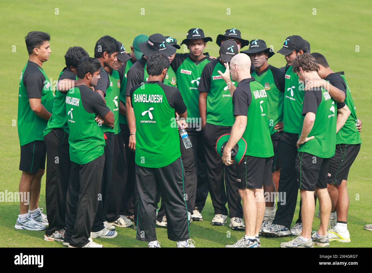 Das Bangladesch National Cricket Team nimmt am 27. November 2010 an einem Training im Sher-e-Bangla National Cricket Stadium in Mirpur, Dhaka, Bangladesch Teil. Als Stockfoto