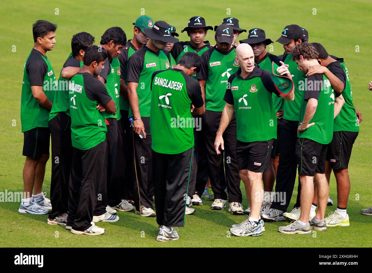 Das Bangladesch National Cricket Team nimmt am 27. November 2010 an einem Training im Sher-e-Bangla National Cricket Stadium in Mirpur, Dhaka, Bangladesch Teil. Als Stockfoto